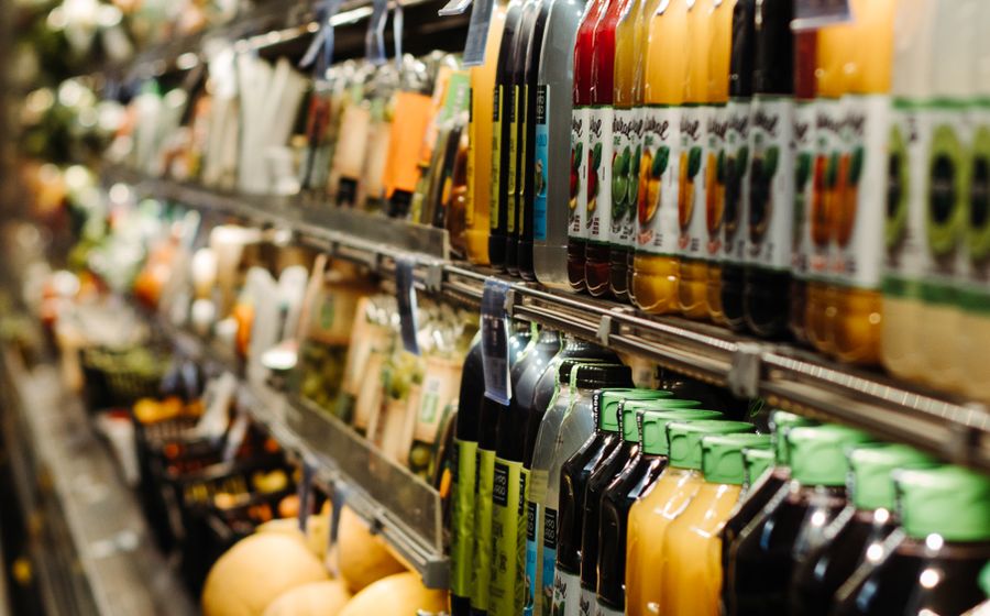 Bebidas organizadas em refrigeradores