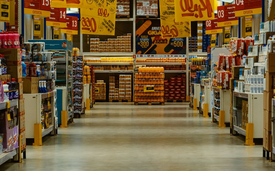 Gôndolas de produtos de mercearia
